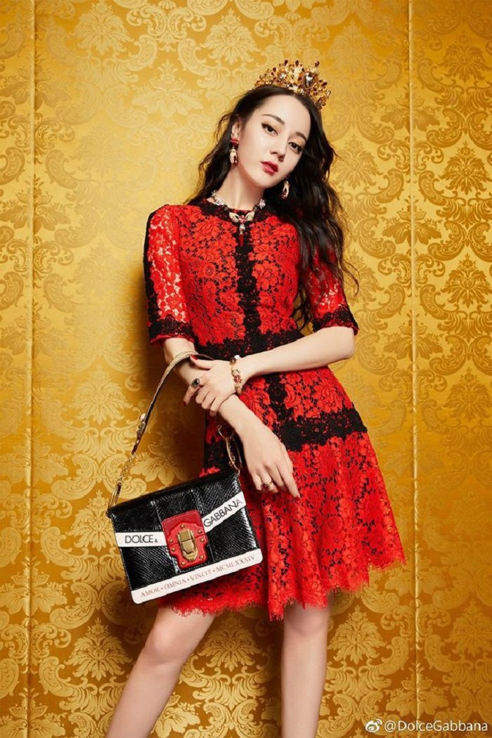 Bạn thích tạo hình nào nhất của Nữ hoàng diện đồ đỏ Địch Lệ Nhiệt Ba?