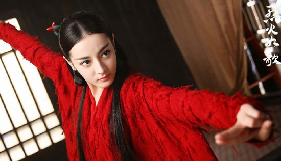 Bộ trang phụ đỏ chót ở Liệt hỏa như ca.