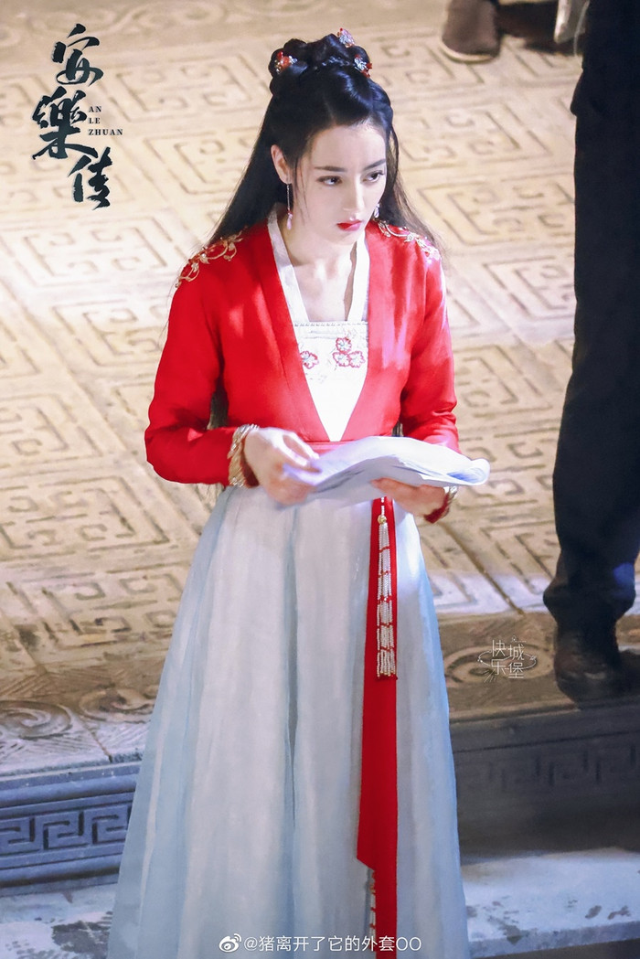 Không thể phủ nhận Nhiệt Ba vô cùng thích hợp với những bộ đồ màu đỏ.