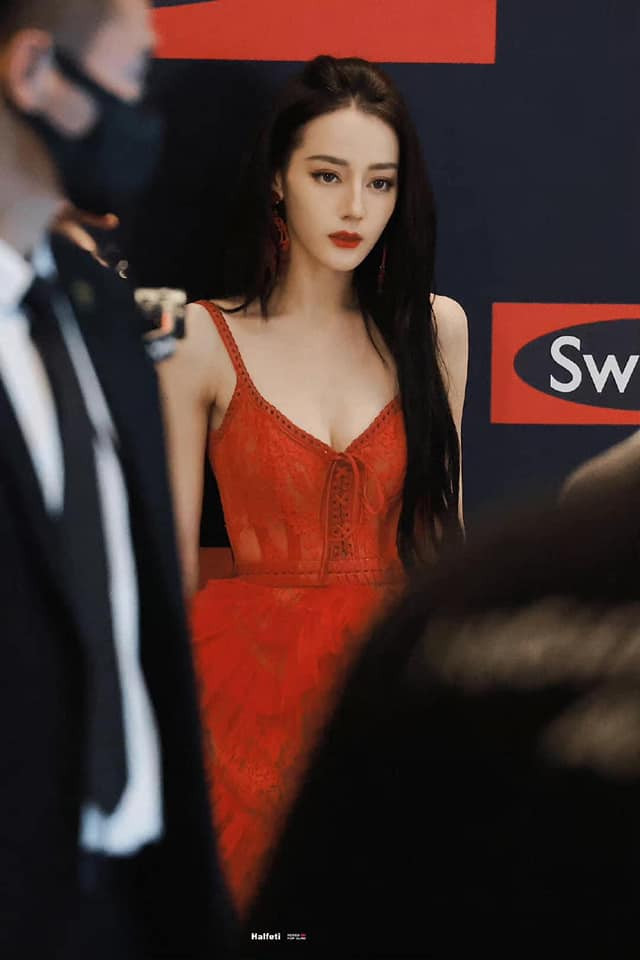 Địch Lệ Nhiệt Ba gây thương nhớ với bộ trang phục đỏ trong sự kiện mới đây.