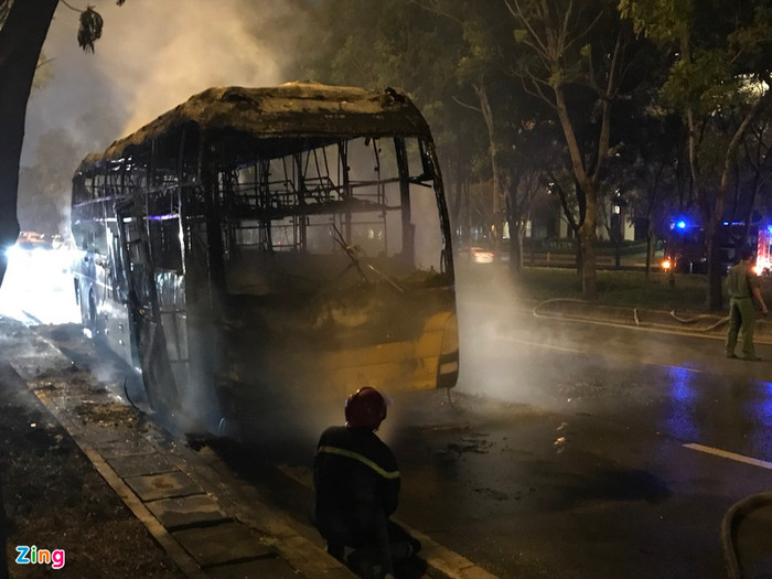 Xe khách cháy trơ khung. Ảnh: Quang Anh/Zing
