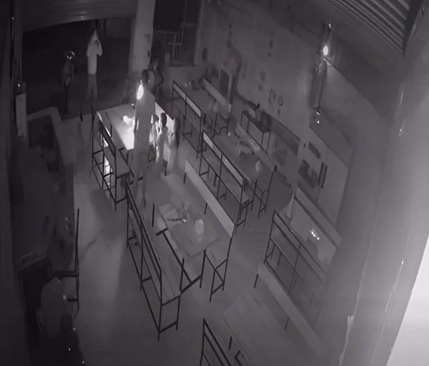 Ba bố con đang đốt pháo cắm trên bánh sinh nhật để chúc mừng sinh nhật vợ.