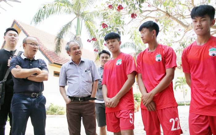 Tuyển Việt Nam: Muốn thay đổi, Hà Nội FC của bầu Hiển cần 'học' bầu Đức về sự giáo dục cầu thủ? Ảnh 2