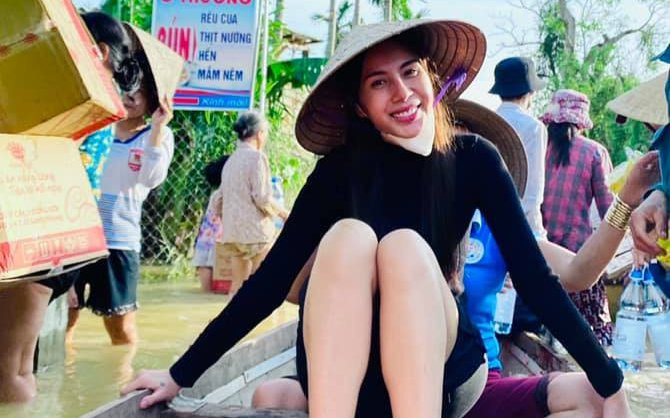 Xôn xao clip Thủy Tiên được người dân miền Trung reo hò khi xuất hiện, netizen bảo đang 'diễn'? Ảnh 2