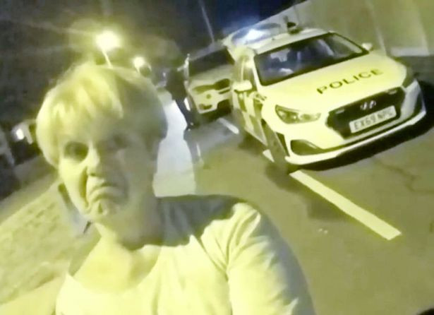 Penelope Jackson từ chối làm theo hướng dẫn để cứu chồng.