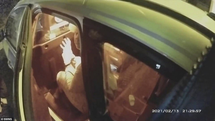 Người phụ nữ vẫn bình tĩnh khi bị cảnh sát bắt lên xe.