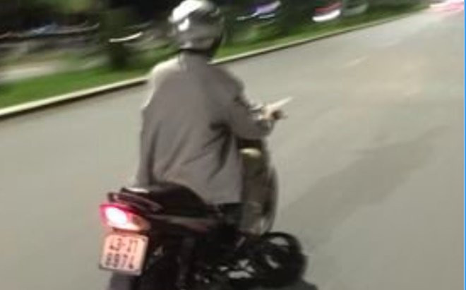 Gã đàn ông sàm sỡ người phụ nữ ngoại quốc đang đạp xe trên đường phố Ảnh 2