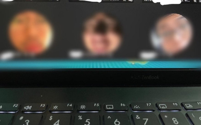 Nữ sinh ngủ quên khi học online, giật mình tỉnh giấc phát hiện ra cả lớp đã có hành động 'oái oăm' này Ảnh 2