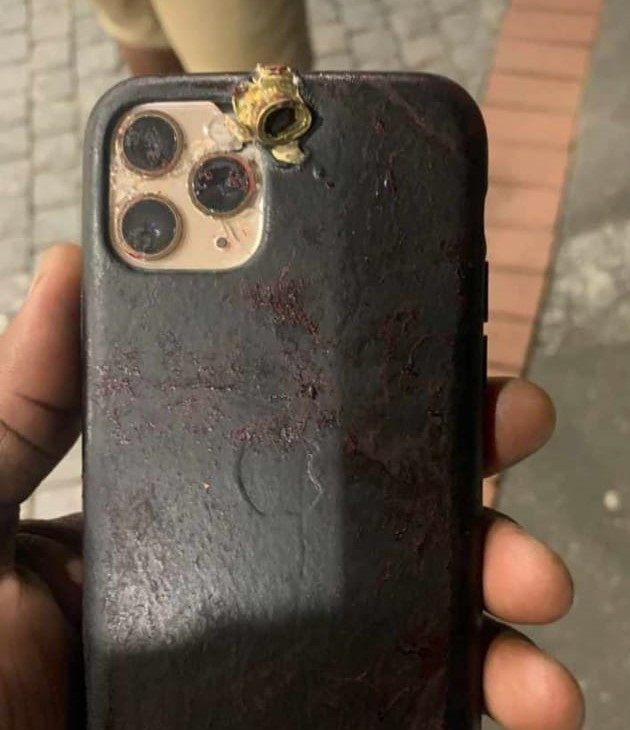 Hình ảnh viên đạn găm vào chiếc iPhone 12 Pro Max của Max Mqadi.