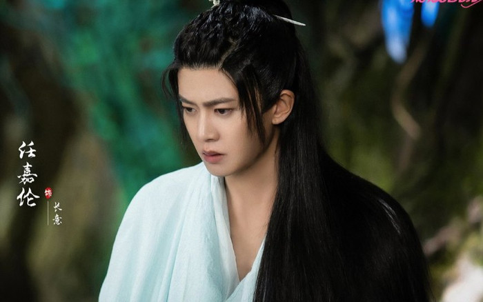 Nhậm Gia Luân bị chỉ trích vì đeo múi giả, fan đáp trả cực gắt:'Còn cái đuôi tự mọc trên người anh ấy à?' Ảnh 2