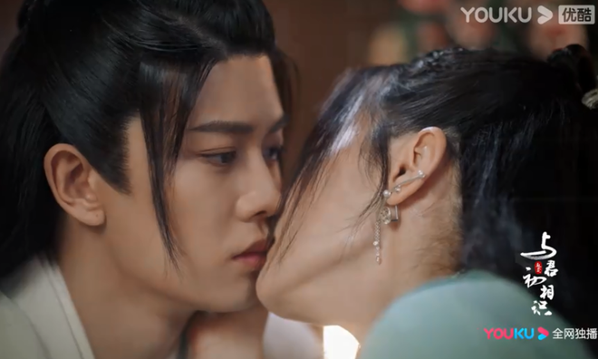 Nhậm Gia Luân bị chỉ trích vì đeo múi giả, fan đáp trả cực gắt:'Còn cái đuôi tự mọc trên người anh ấy à?' Ảnh 10