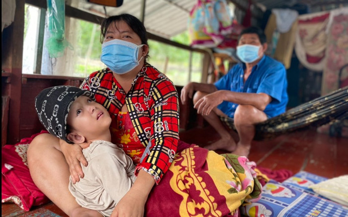 Gia đình 3 thế hệ 10 năm sống chông chênh trên ghe giữa lòng Sài Gòn chăm các con bệnh tật Ảnh 2