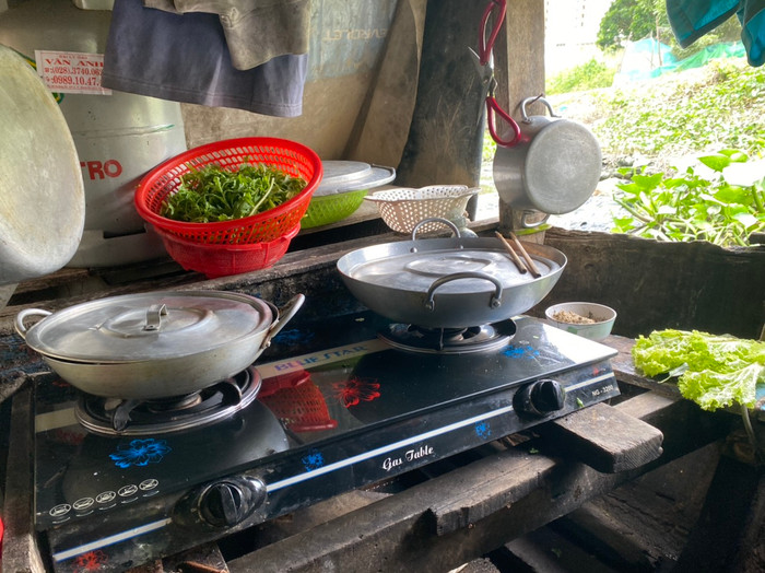 Gia đình 3 thế hệ 10 năm sống chông chênh trên ghe giữa lòng Sài Gòn chăm các con bệnh tật Ảnh 5