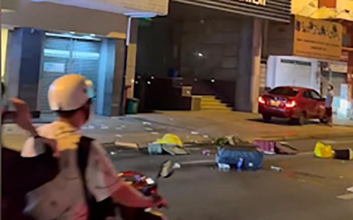 Clip: Người phụ nữ ném đồ đạc từ tầng cao khách sạn xuống, người đi đường đường hốt hoảng né tránh Ảnh 2