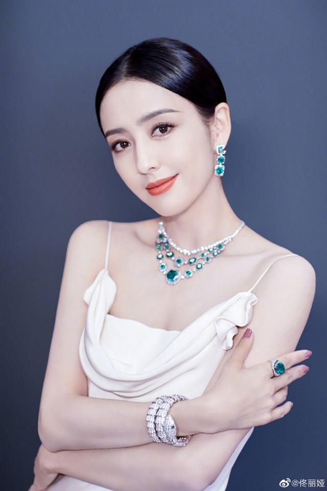 Đồng Lệ Á là 1 trong những mỹ nữ Tân Cương nổi danh của làng giải trí Hoa ngữ. Cô sở hữu khuôn mặt nhỏ nhắn, đường nét hài hòa tinh tế cùng lúm đồng tiền xinh xắn. Gương mặt đẹp từ trong trứng là lợi thế giúp cô 'cân' được mọi loại trang điểm. Không chỉ sở hữu nhan sắc hơn người, Đồng Lệ Á cũng là mỹ nhân Tân Cương hiếm hoi nhận được sự thừa nhận về tài năng.&nbsp;