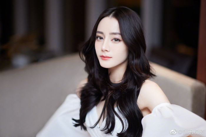 Nét đẹp tự nhiên của Địch Lệ Nhiệt Ba làm rung động lòng người.