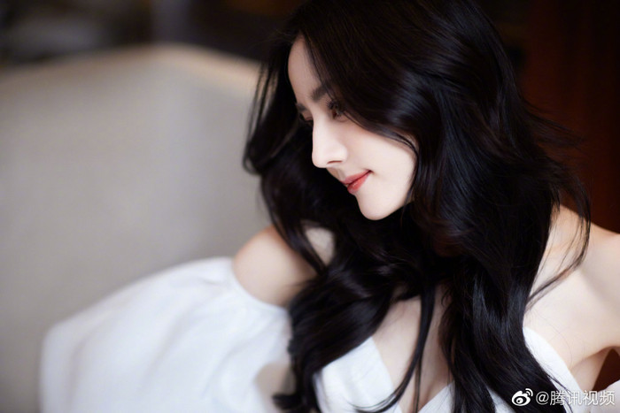 Địch Lệ Nhiệt Ba gây ấn tượng bởi vẻ đẹp đậm nét Tân Cương hút mắt và dễ thương, nhưng bây giờ, Địch Lệ Nhiệt Ba dần chuyển mình sang hình tượng quyến rũ gợi cảm. Mỗi khi xuất hiện cô nàng khiến dân tình phải xuýt xoa bởi 'combo hoàn hảo' kết hợp của sự ngọt ngào và quyến rũ đan xen.