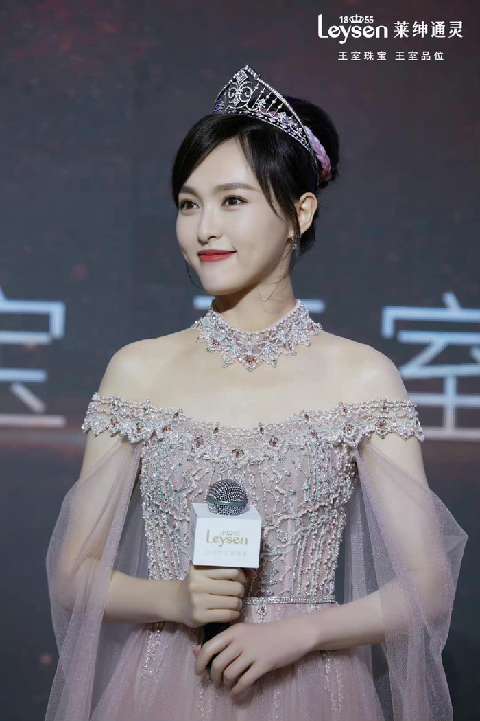 So với thuở mới vào nghề, Đường Yên không còn là cô gái mộc mạc, chân chất, giờ đây Đường Yên trở thành mỹ nhân sở hữu visual gợi cảm, mặn mà.