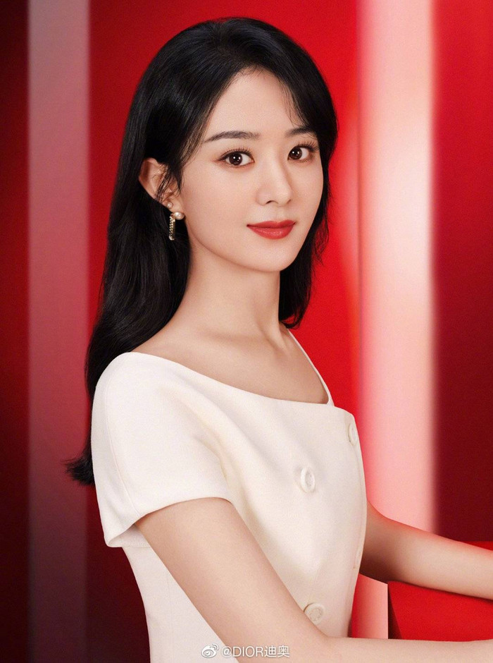 Với khuôn mặt trong sáng thuần khiết và khả năng diễn xuất ấn tượng, cô nàng đã và đang gặt hái được nhiều thành công trong sự nghiệp của mình.&nbsp;