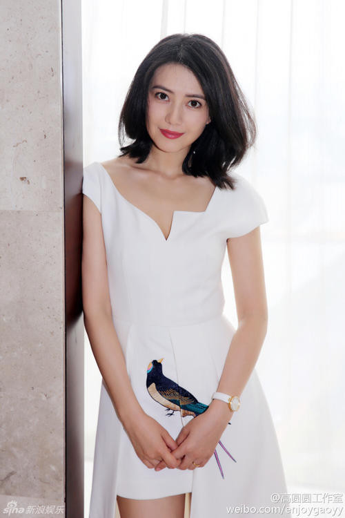 Khán giả mê đắm vẻ đẹp tri thức, thùy mị, sang trọng của cô, dù nữ diễn viên đã kết hôn và sinh con.