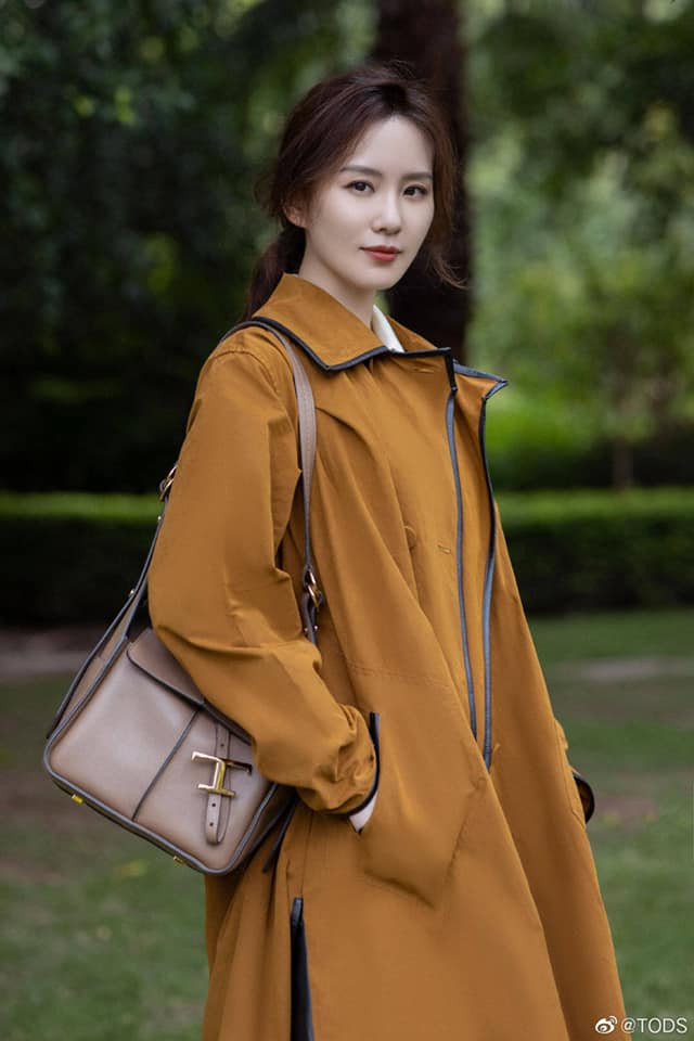 Lưu Thi Thi gây ấn tượng bởi vẻ thanh tú và đôi mắt đượm buồn. Nhan sắc của cô không thực sự nổi bật nhưng lại không dễ bị lẫn giữa một 'rừng hoa' của showbiz.