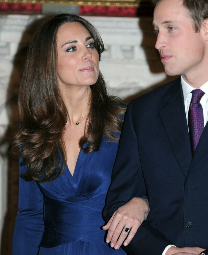 Nhẫn đính hôn của Kate Middleton ngày nay được định giá 500.000 USD (hơn 11,5 tỷ VNĐ). Theo E! News, chiếc nhẫn ban đầu có giá trị 47.000 USD (1.09 tỷ VNĐ). Chiếc nhẫn này vốn thuộc về Công nương Diana trước khi Hoàng tử William dùng nó để cầu hôn Kate.