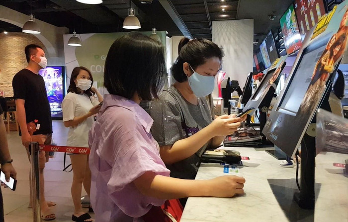 Thông tin khán giả có thể đến rạp xem phim vẫn chưa thể xác nhận chính thức vào lúc này. Khán giả cần chờ đợi thông tin chính thức từ địa phương và các cụm rạp chiếu. 