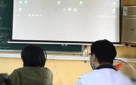 Ra khỏi lớp nhưng quên tắt máy chiếu, khi trở vào giáo viên 'ngớ người' khi thấy hình ảnh trên màn hình Ảnh 2