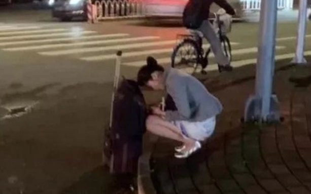 Nữ tiếp viên hàng không mặc váy ngắn, ngồi co ro bên lề đường dưới trời 0 độ C Ảnh 2