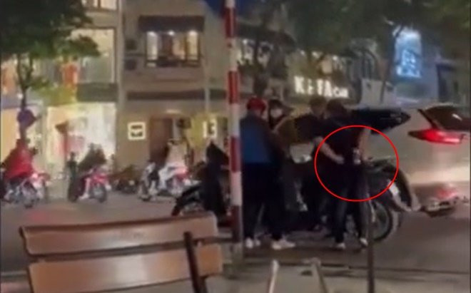 Giật điện thoại của hai bạn trẻ ngay giữa phố Hà Nội, người phụ nữ giấu nhẹm 'hàng' rồi ra sức đôi co Ảnh 2