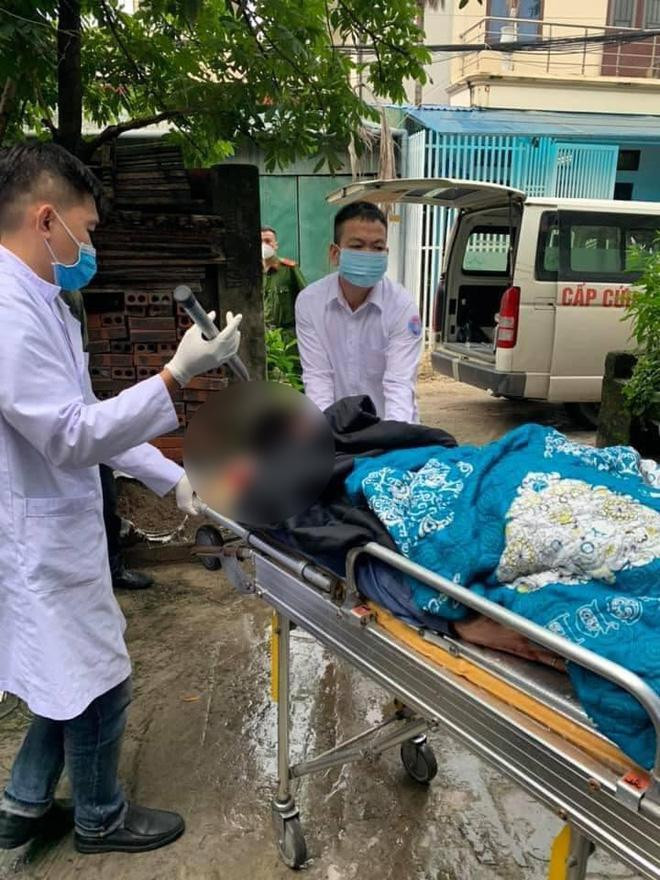Hình ảnh trên MXH cho thấy nam thanh niên bị một con dao bổ vào đầu. Ảnh: Facebook