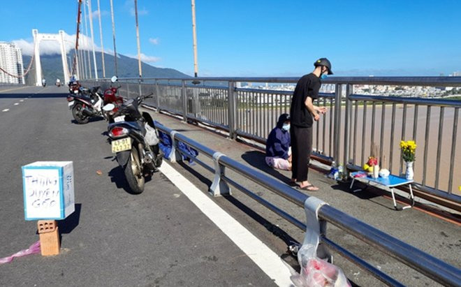 Cô gái trẻ trèo qua lan can cầu rồi gieo mình xuống sông Hàn tự tử trước sự bàng hoàng của người đi đường Ảnh 2