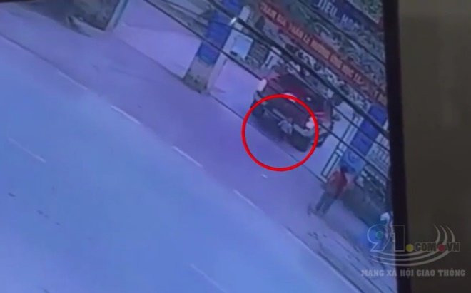 Clip: Lái ô tô bán tải ra khỏi cổng trường, tài xế bất cẩn lùi trúng người khiến cháu bé bị cuốn vào gầm Ảnh 2