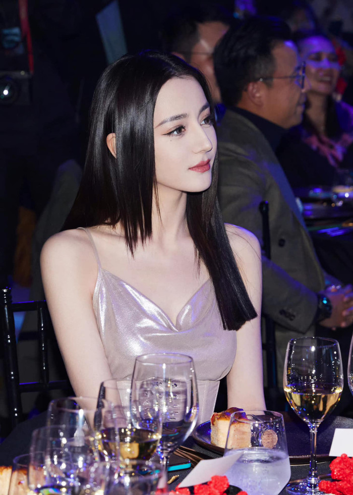 Địch Lệ Nhiệt Ba làm điều đặc biệt này với Lý Dịch Phong nhưng lại 'ngó lơ' Dương Dương tại sự kiện Ảnh 12