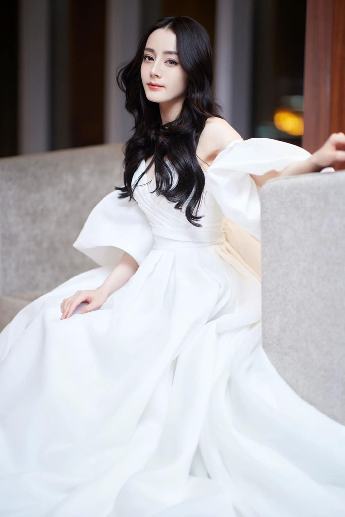 Địch Lệ Nhiệt Ba làm điều đặc biệt này với Lý Dịch Phong nhưng lại 'ngó lơ' Dương Dương tại sự kiện Ảnh 13