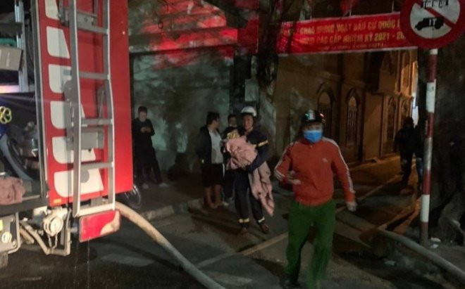 Hải Phòng: Giải cứu 2 vợ chồng cùng 3 cháu bé khỏi căn nhà bùng cháy lúc giữa đêm Ảnh 2