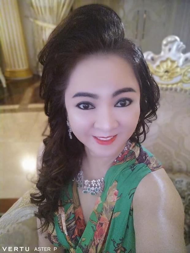 Tuy nhiên, không ít người cho rằng, bà chủ Đại Nam nên tin tưởng giao việc chụp ảnh cho các nhiếp ảnh gia chuyên nghiệp, hơn là tự mình 'bấm nút' như thế. 