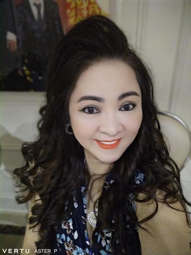 Bà Phương Hằng rất thích trang điểm đậm, cô thường tự chụp ảnh selfie, đăng lên trang cá nhân. 