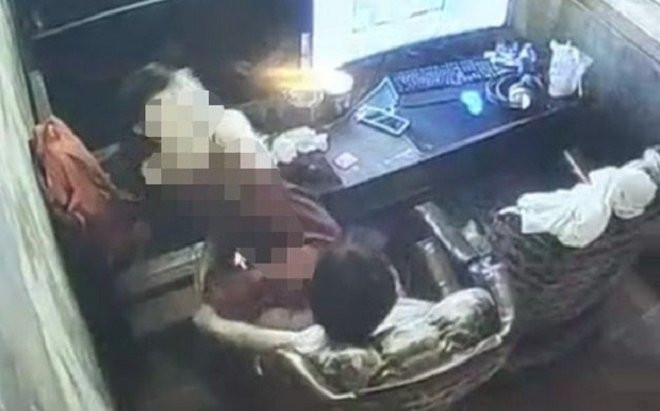 Cặp sinh viên vô tư làm 'chuyện nhạy cảm' trong quán cà phê, chủ cửa hàng tiết lộ chi tiết gây sốc Ảnh 2