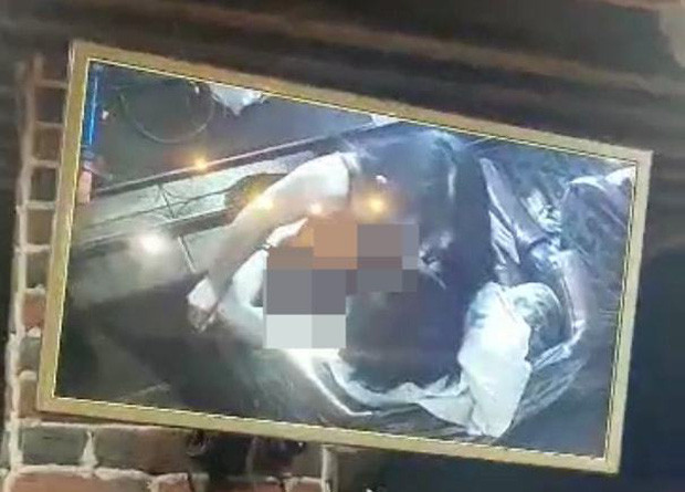 Cặp đôi sinh viên thản nhiên làm chuyện nhạy cảm ngay trong quán cà phê.