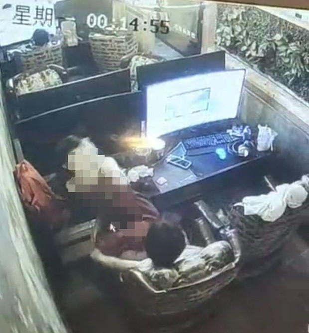 Chủ quán tiết lộ đây không phải là lần đầu tiên cặp đôi có hành vi xấu hổ này ở đây.