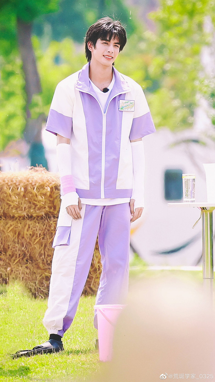 Với lợi thế ngoại hình là chiều cao khủng 1m85 cùng gương mặt điện ảnh, Tống Uy Long không quá chật vật như những diễn viên trẻ mới vào nghề. Chỉ mắt 2 năm, chàng trai sinh năm 1999 đã có mặt trong rất nhiều hoạt động và dự án phim ảnh.