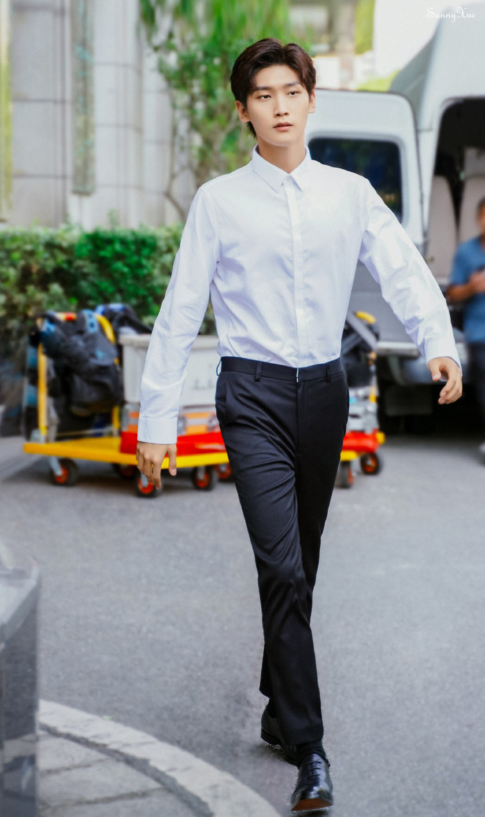 Sở hữu chiều cao 1m87 cùng vẻ ngoài điển trai, Hinh Chiêu Lâm nhận được nhiều sự yêu mến của các khán giả, đặc biệt là khán giả nữ.