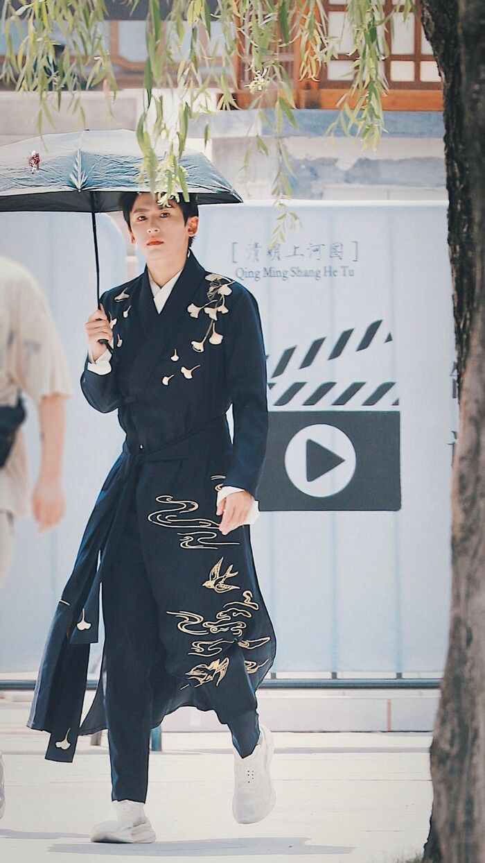 Trương Triết Hạn sở hữu chiều cao 1m81, nam diễn viên được đào tạo bài bản về diễn xuất. Sự nghiệp của anh chàng chỉ mới phất lên trong năm 2021 nhưng đã nhanh chóng lụi tàn vì tai tiếng.