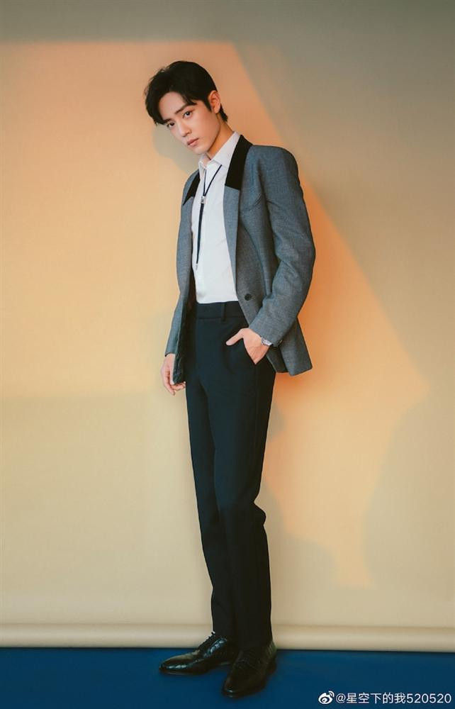 Tiêu Chiến sở hữu chiều cao 1m83, nhưng chỉ nặng khoảng 65 kg. Anh chàng thu hút lượng fan đông đảo bởi ngoại hình điển trai và tài năng.