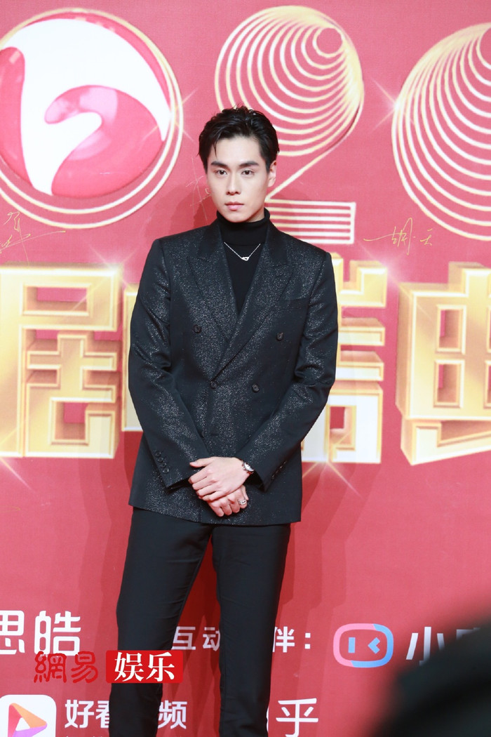 Hồ Nhất Thiên vốn nổi tiếng với chiều cao 'khủng' 1m88, tạo nên chênh lệch không nhỏ với các bạn diễn nữ. Ngoài ra Hồ Nhất Thiên vẫn không thoát khỏi cảnh vẹo cổ, đau lưng mỏi eo vì cúi xuống hôn bạn diễn.