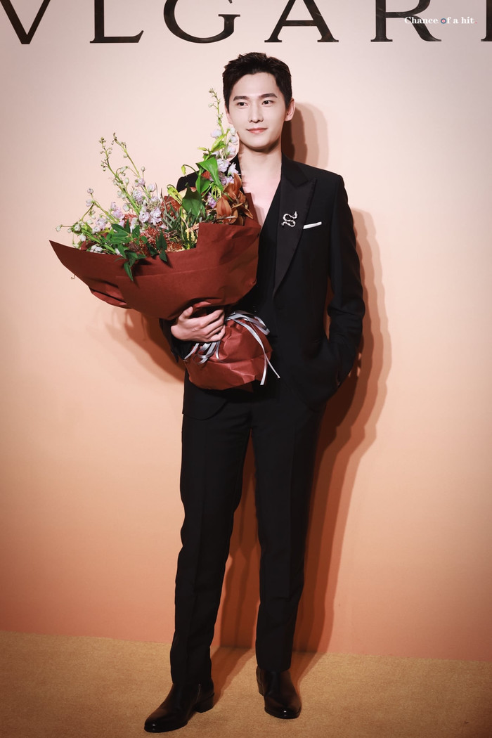 Mỹ nam hàng đầu Cbiz Dương Dương sở hữu chiều cao 1m80. Chiều cao này không quá nổi bật nhưng anh chàng vẫn hút fans nhờ thần thái đỉnh cao và năng lực diễn xuất.