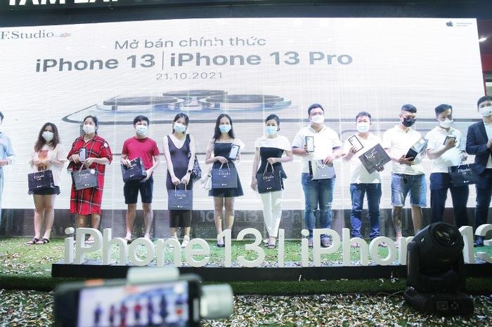 Mở bán iPhone 13 chính hãng tại Việt Nam: Nhiều người chờ từ nửa đêm để nhận máy! Ảnh 2