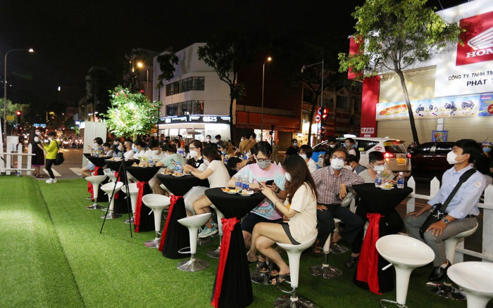 Mở bán iPhone 13 chính hãng tại Việt Nam: Nhiều người chờ từ nửa đêm để nhận máy! Ảnh 2