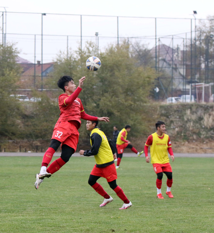 Trước sự nghiêm khắc của thầy Park, các cầu thủ buộc phải chuyên tâm vào bài tập, không một chút sao nhãng. 
